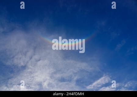 Belles couleurs arc-en-ciel d'un arc circzenithal de haute altitude alias l'arc bravais ou sourire dans le ciel Banque D'Images