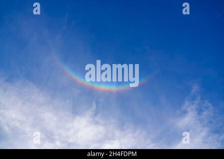 Belles couleurs arc-en-ciel d'un arc circzenithal de haute altitude alias l'arc bravais ou sourire dans le ciel Banque D'Images