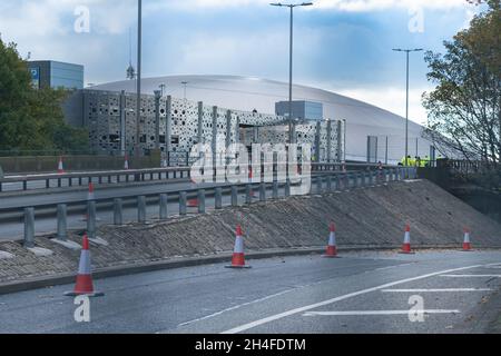 Glasgow, Écosse, Royaume-Uni.2 novembre 2021.Vue à travers des clôtures métalliques de sécurité la A814 Clydeside Expressway à côté du centre SEC.La route est utilisée pour escorter les dirigeants du monde qui séjournent à l'extérieur de Glasgow à destination et en provenance du lieu crédit: Kay Roxby/Alay Live News Banque D'Images