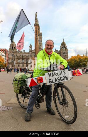 Glasgow, Royaume-Uni.2 novembre 2021.Phil, un partisan de la rébellion d'extinction du sud de l'Angleterre et qui a voyagé de sa ville natale pour participer aux cycles de manifestations de la CdP 26 à travers George Square sur son vélo électrique, crédit: Findlay/Alay Live News Banque D'Images