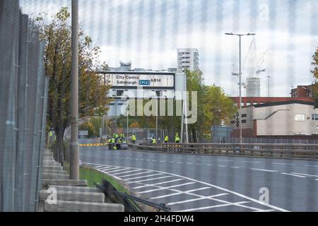 Glasgow, Écosse, Royaume-Uni.2 novembre 2021.Vue à travers des clôtures de sécurité métalliques, la A814 Clydeside Expressway qui longe le campus de la SEC.La route est utilisée pour escorter les dirigeants du monde qui séjournent à l'extérieur de Glasgow vers et depuis le site.Photo: Voitures à l'extérieur des portes de sécurité attendant d'entrer après les contrôles de sécurité crédit: Kay Roxby/Alamy Live News Banque D'Images