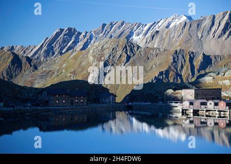 Grand col St Bernard en Suisse en regardant vers l'Italie avec les montagnes Grand Golliat et Fourchon en arrière-plan Banque D'Images