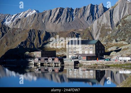 Grand col St Bernard en Suisse en regardant vers l'Italie avec les montagnes Grand Golliat et Fourchon en arrière-plan Banque D'Images