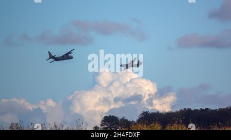 Deux avions Hercules de la RAF britannique Lockheed Martin C-130J qui se chevauchent lors d'un dépôt de parachute de fret d'exercice militaire ont surpassé la plaine de Salisbury, au Royaume-Uni Banque D'Images