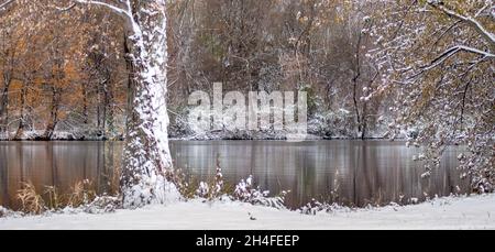 Panorama pittoresque de neige fraîche le long de la rivière Saint Joseph dans le Michigan USA Banque D'Images
