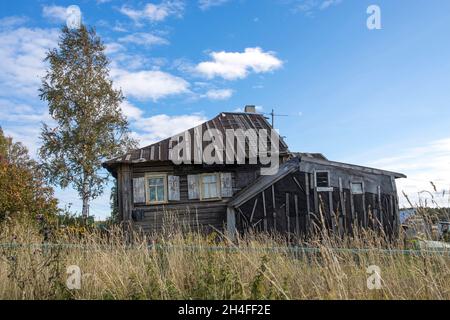 Carélie, Russie - 20 septembre 2021, maison en bois avec une grange près de la réserve nationale 'Ladoga Skerries' à Carélie, à la frontière avec la Finlande Banque D'Images