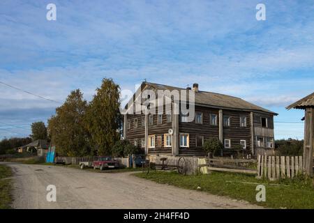 Carélie, Russie - 20 septembre 2021, maison en bois avec une grange près de la réserve nationale 'Ladoga Skerries' à Carélie, à la frontière avec la Finlande Banque D'Images