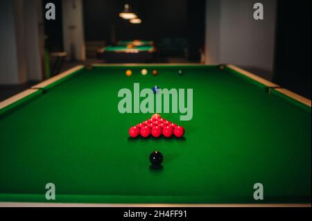 placer les boules de snooker sur une table de billard verte. Banque D'Images