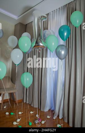 Gris numéro 1 fait de ballon gonflable isolé sur fond blanc . 1 en ballon d'hélium . Ballons d'hélium argent 1 nombre . Blanc et vert Banque D'Images