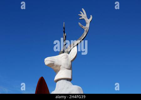 Statue aus Marmor, messing und Cortenstahl 'Veado' der Bildhauerin Adália Alberto: Surfer mit Hirschkopf und Surfbrett, Nazare, Portugal. Banque D'Images