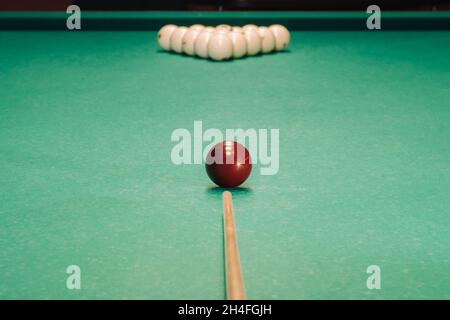 Début de la partie de billard sur la table verte.les boules sont disposées dans un triangle sur la table. Banque D'Images