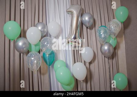 Gris numéro 1 fait de ballon gonflable isolé sur fond blanc . 1 en ballon d'hélium . Ballons d'hélium argent 1 nombre . Blanc et vert Banque D'Images