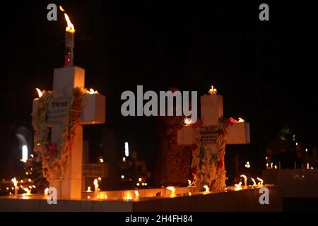 Dhaka, Bangladesh.02 novembre 2021.Croix avec des bougies allumées vues au cimetière chrétien pendant la Journée des All Souls.(Photo de MD Manik/SOPA Images/Sipa USA) crédit: SIPA USA/Alay Live News Banque D'Images