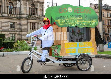 Glasgow, Royaume-Uni.2 novembre 2021.Le groupe international « Go Vega » faisait la promotion d'un style de vie végétarien comme moyen d'influencer le changement climatique à George Square, Glasgow, Écosse, lors de la conférence de la CdP 26.Crédit : Findlay/Alay Live News Banque D'Images