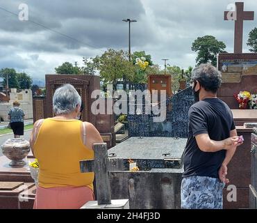 Santos, Sao Paulo, Brésil.2 novembre 2021.(INT) mouvement des visiteurs dans les cimetières de la ville de Santos, Sao Paulo.2 novembre 2021, Santos, Sao Paulo, Brésil : mouvement des visiteurs au Mémorial œcuménique de la nécropole et au Cimetière de Philosophie, à Santos, sur la côte de Sao Paulo, le mardi (2), le jour des morts.(Credit image: © Luigi Bongiovanni/TheNEWS2 via ZUMA Press Wire) Banque D'Images