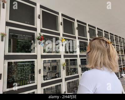 Santos, Sao Paulo, Brésil.2 novembre 2021.(INT) mouvement des visiteurs dans les cimetières de la ville de Santos, Sao Paulo.2 novembre 2021, Santos, Sao Paulo, Brésil : mouvement des visiteurs au Mémorial œcuménique de la nécropole et au Cimetière de Philosophie, à Santos, sur la côte de Sao Paulo, le mardi (2), le jour des morts.(Credit image: © Luigi Bongiovanni/TheNEWS2 via ZUMA Press Wire) Banque D'Images