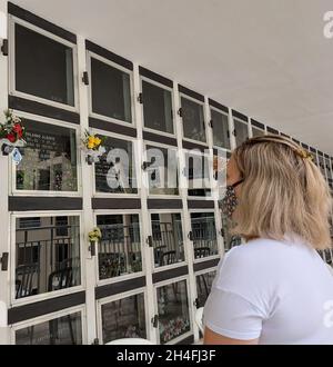 Santos, Sao Paulo, Brésil.2 novembre 2021.(INT) mouvement des visiteurs dans les cimetières de la ville de Santos, Sao Paulo.2 novembre 2021, Santos, Sao Paulo, Brésil : mouvement des visiteurs au Mémorial œcuménique de la nécropole et au Cimetière de Philosophie, à Santos, sur la côte de Sao Paulo, le mardi (2), le jour des morts.(Credit image: © Luigi Bongiovanni/TheNEWS2 via ZUMA Press Wire) Banque D'Images