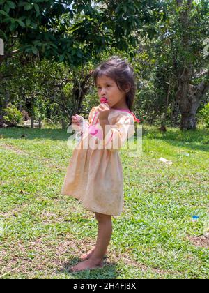 San Pedro.Brésil - septembre 2017 : Portrait d'une fille habitant de la forêt tropicale amazonienne.Vallée de Javari.Amazonie.Amérique latine (Valle del Yava Banque D'Images