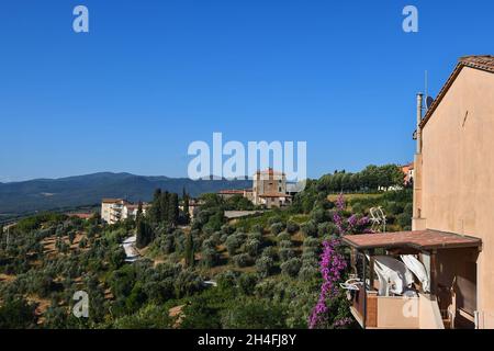 Vue panoramique sur les collines toscanes avec des maisons et des champs cultivés dans une journée ensoleillée d'été, Castagneto Carducci, Livourne, Toscane, Italie Banque D'Images