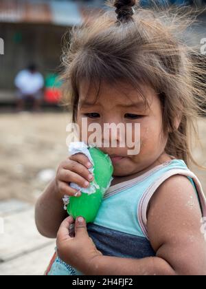 Amazonie.Amérique latine - sept 2017: Portrait d'une fille habitant de la forêt amazonienne. Banque D'Images