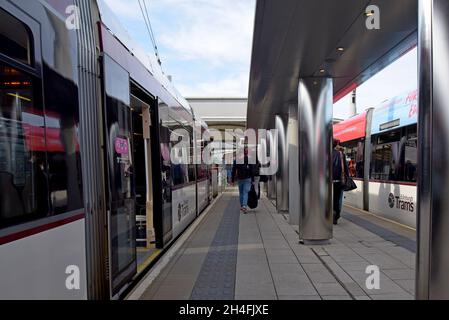 Passagers prenant un tramway arrivant à l'aéroport d'Édimbourg, Écosse, 2021 septembre Banque D'Images