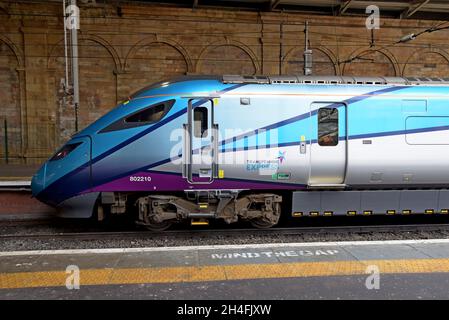 Un train Nova Bimode de Trans Pennine Express classe 802 à la gare Waverley d'Édimbourg, en Écosse.Septembre 2021 Banque D'Images