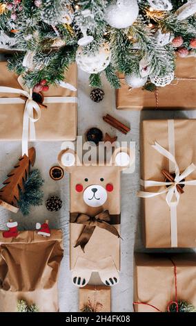 Image en hauteur des cadeaux enveloppés sous un arbre de Noël décoré Banque D'Images