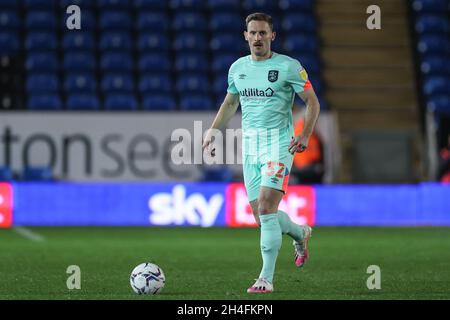 Peterborough, Royaume-Uni.02 novembre 2021.Tom Lees #32 de la ville de Huddersfield avec le ballon à Peterborough, Royaume-Uni le 11/2/2021.(Photo de Mark Cosgrove/News Images/Sipa USA) crédit: SIPA USA/Alay Live News Banque D'Images