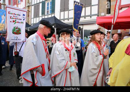Une parade dans les rues d'Espelette pour la tête du piment, pays Basque, France. Banque D'Images