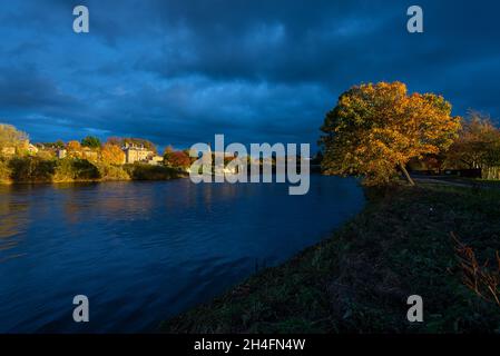 Kelso by the River Tweed, dernières raies de l'environnement Sund. Roxburghshire, Scottish Borders, Écosse, Royaume-Uni Banque D'Images