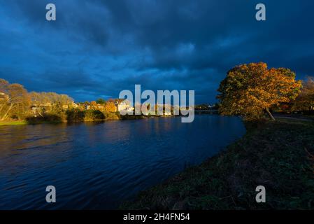 Kelso by the River Tweed, dernières raies de l'environnement Sund. Roxburghshire, Scottish Borders, Écosse, Royaume-Uni Banque D'Images