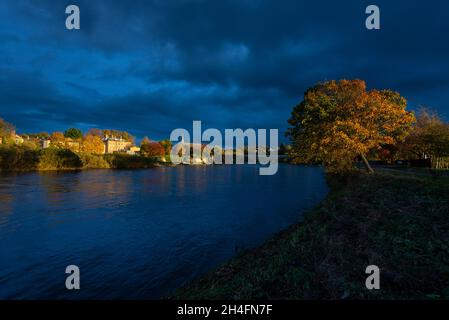 Kelso by the River Tweed, dernières raies de l'environnement Sund. Roxburghshire, Scottish Borders, Écosse, Royaume-Uni Banque D'Images