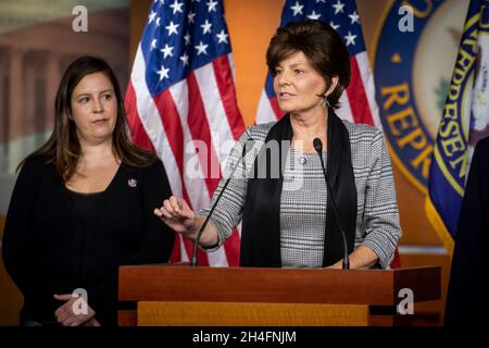Washington, États-Unis d'Amérique.02 novembre 2021.Yvette Herrell, représentante des États-Unis (républicaine du Nouveau-Mexique), fait des remarques lors d'une conférence de presse à la suite de la réunion du caucus républicain de la Chambre au Capitole des États-Unis à Washington, DC, le mardi 2 novembre 2021.Crédit: Rod Lamkey/CNP/Sipa USA crédit: SIPA USA/Alay Live News Banque D'Images