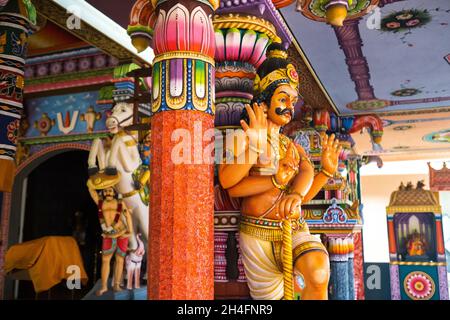 Partie d'un beau et coloré temple indien à l'île Maurice.Gros plan sur des sculptures et des statues de divinités indiennes. Banque D'Images