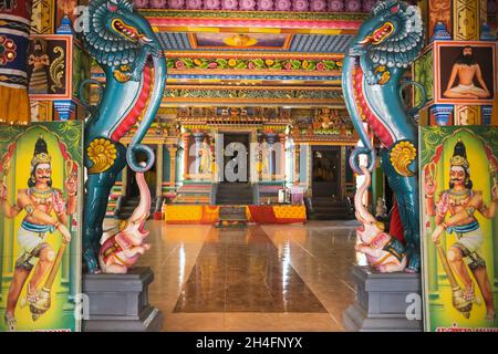 Partie d'un beau et coloré temple indien à l'île Maurice.Gros plan sur des sculptures et des statues de divinités indiennes. Banque D'Images