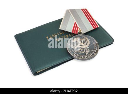 Nijni Novgorod, Russie — 01, 2021: Prix soviétiques aux travailleurs.Certificat avec inscription: 'Certificat d'anciens combattants' et une médaille avec l'incripti Banque D'Images