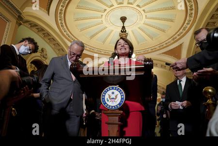 Washington, États-Unis.02 novembre 2021.La sénatrice Amy Klobuchar (D-MN) prend la parole lors d'une conférence de presse au Capitole des États-Unis à Washington, DC, le mardi 2 novembre 2021.Les Républicains et les Démocrates ont pris la parole lors de conférences à la suite du déjeuner du caucus républicain au Capitole des États-Unis.Photo de Leigh Vogel/UPI crédit: UPI/Alay Live News Banque D'Images