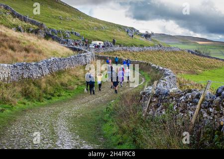 30.010.21 Ingleton, North Yorkshire, Royaume-Uni.Des gens qui font la queue pour de la glace à mi-parcours tout en marchant sur le sentier de la cascade d'ingleton dans North Yorksh Banque D'Images