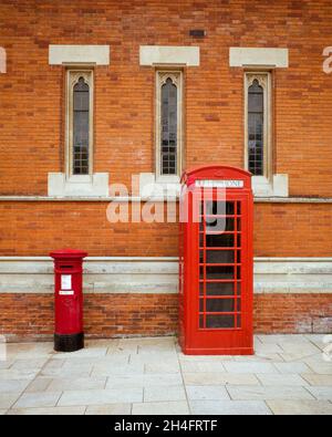 Une boîte postale rouge et une boîte téléphonique se trouvent les uns à côté des autres dans une rue du Royaume-Uni. Banque D'Images