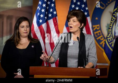 Yvette Herrell, représentante des États-Unis (républicaine du Nouveau-Mexique), fait des remarques lors d'une conférence de presse à la suite de la réunion du caucus républicain de la Chambre au Capitole des États-Unis à Washington, DC, le mardi 2 novembre 2021.Crédit : Rod Lamkey/CNP Banque D'Images