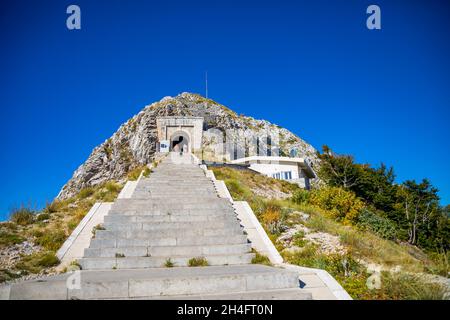 Lovchen, Monténégro - 4 octobre 2021 : mausolée Petar II Petrovic Njegos sur le sommet du mont Lovchen au Monténégro Banque D'Images