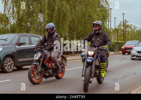 Deux motocyclistes se rendent dans la circulation très fréquentée. Banque D'Images