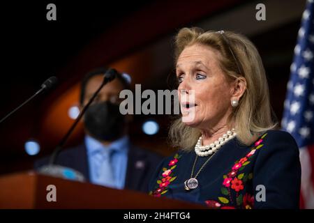 Debbie Dingell (démocrate du Michigan), représentante des États-Unis, fait des remarques lors d'une conférence de presse au Capitole des États-Unis à Washington, DC, le mardi 2 novembre 2021.Crédit : Rod Lamkey/CNP/MediaPunch Banque D'Images