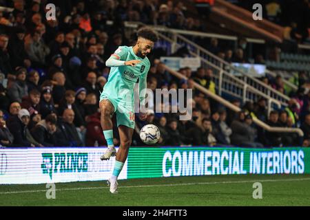 Peterborough, Royaume-Uni.02 novembre 2021.Sorba Thomas #16 de Huddersfield Town contrôle le ballon à Peterborough, Royaume-Uni le 11/2/2021.(Photo de Mark Cosgrove/News Images/Sipa USA) crédit: SIPA USA/Alay Live News Banque D'Images