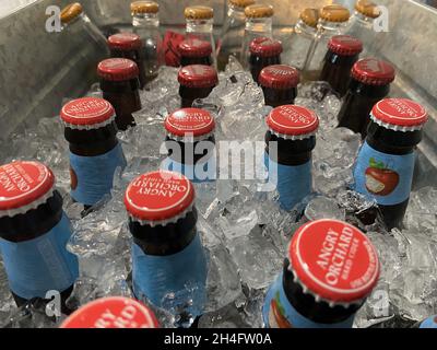 INDIAN TRAIL, ÉTATS-UNIS - 26 septembre 2021 : une photo de bouteilles de verre Angry Orchard sur glace dans une grande baignoire Banque D'Images