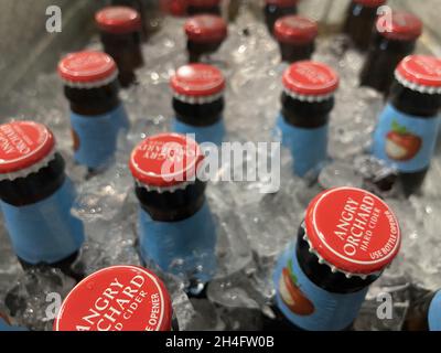 INDIAN TRAIL, ÉTATS-UNIS - 26 septembre 2021 : une photo de bouteilles de verre Angry Orchard sur glace dans une grande baignoire Banque D'Images