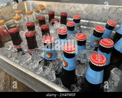 INDIAN TRAIL, ÉTATS-UNIS - 26 septembre 2021 : une photo de bouteilles de verre Angry Orchard sur glace dans une grande baignoire Banque D'Images