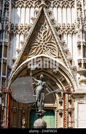 Séville, Espagne - 09 septembre 2015 : réplique de la statue d'El Giraldillo ou Triumph de la foi victorieuse devant la porte du prince en Simal Banque D'Images