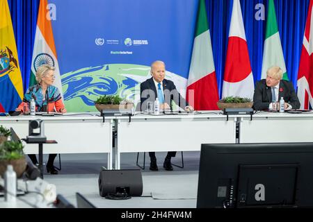 Glasgow, Royaume-Uni.02 novembre 2021.Le président américain Joe Biden avec le président de la Commission de l'Union européenne Ursula von der Leyen, à gauche, et le Premier ministre britannique Boris Johnson, à droite, lors d'une séance en petits groupes le deuxième jour du Sommet climatique de la COP26 de l'ONU au Centre scientifique de Glasgow le 2 novembre 2021 à Glasgow, en Écosse.Adam Schultz/White House photo/Alamy Live News Banque D'Images