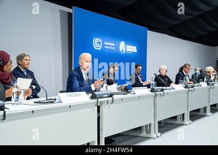 Glasgow, Royaume-Uni.02 novembre 2021.Joe Biden, président des États-Unis, lors d'une séance en petits groupes au Sommet des Nations Unies sur le climat de la COP26 au Centre scientifique de Glasgow le 1er novembre 2021 à Glasgow, Écosse. Crédit : Adam Schultz/White House photo/Alay Live News Banque D'Images